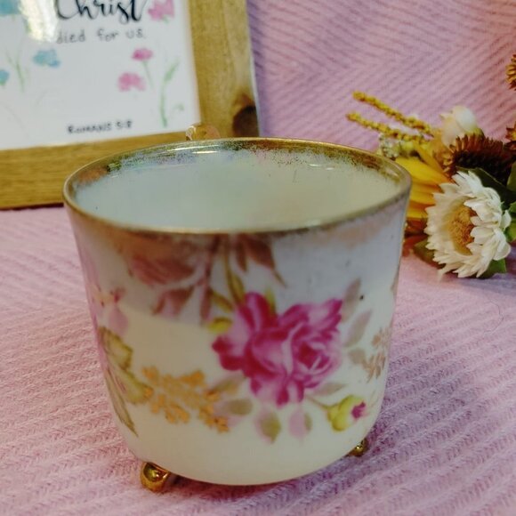 1950's Vintage Porcelain Tea Cup with 3 dainty feet, Hand Painted, Roses Design - Picture 5 of 7